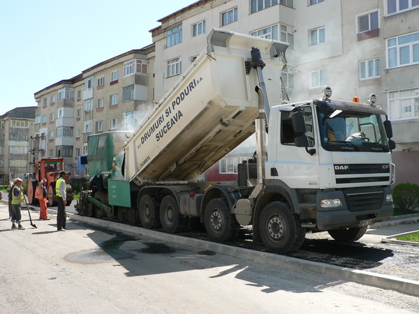 1.4 asternere strat de uzura trotuar  str. Republicii 13.jpg